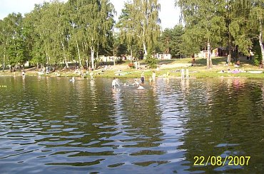 Na wakacjach u znajomych #Chmury #Drzewa #Jezioro #Niebo #Plaża #Słońce