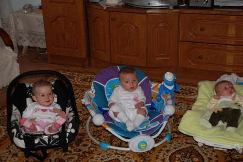 Od lewej ja (6 miesięcy), koleżanka Martynka (5 miesięcy) i kuzynka Natalka ( 2 (miesiące)...fajna z nas paczka co?