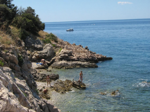 Typowa dzika plaża w Chorwacji - Stara Baska