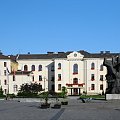 Stary Rynek - widok na urząd miasta oraz pomnik Walki i Męczeństwa