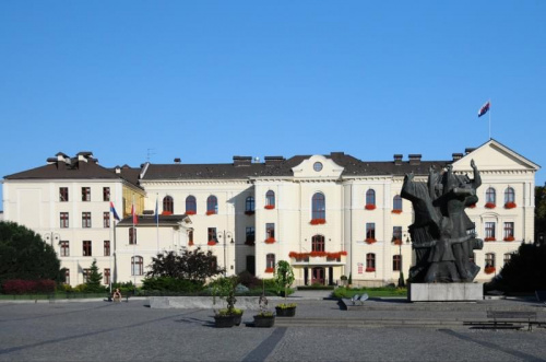 Stary Rynek - widok na urząd miasta oraz pomnik Walki i Męczeństwa