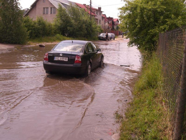 ta kałuża zniszczyła mi samochód