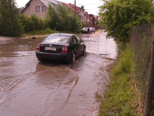ta kałuża zniszczyła mi samochód
