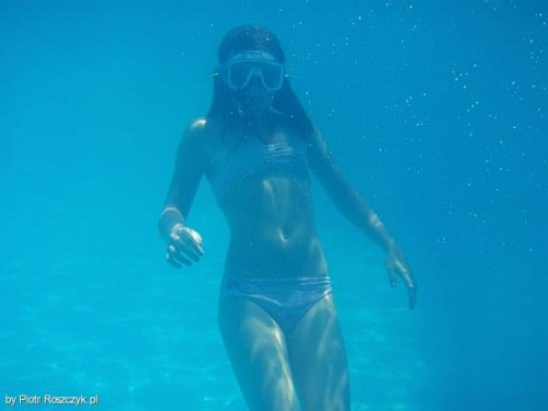 Pod wodą #nurek #człowiek #woda #maska #pływak #basen #dziecko