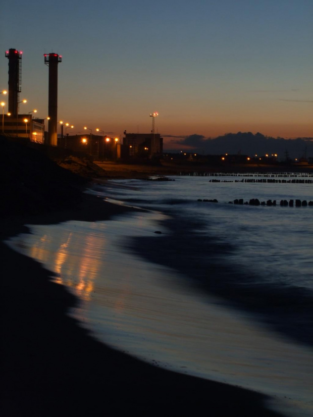 bałtycka plaża nocą z portem w tle ... :)