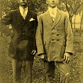 Dwaj serdeczni koledzy Paweł Cieszyński (mój wujek) z lewej i Józef Bar, husowski organista. ( zbieżność nazwisk z zmarłym wiosną tego roku Józefem Barem) Zdjęcie z roku 1923