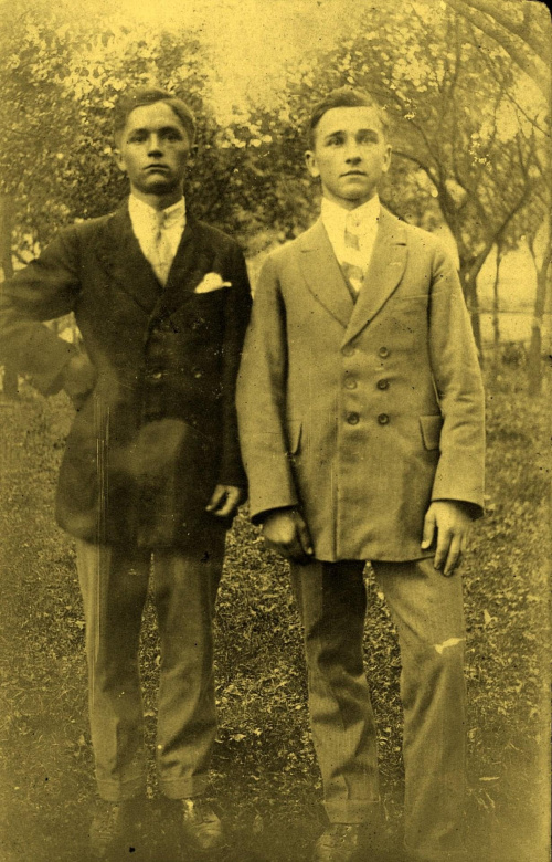 Dwaj serdeczni koledzy Paweł Cieszyński (mój wujek) z lewej i Józef Bar, husowski organista. ( zbieżność nazwisk z zmarłym wiosną tego roku Józefem Barem) Zdjęcie z roku 1923