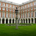 dziedziniec barokowy z fontanna #Hampton #Londyn #Tudor
