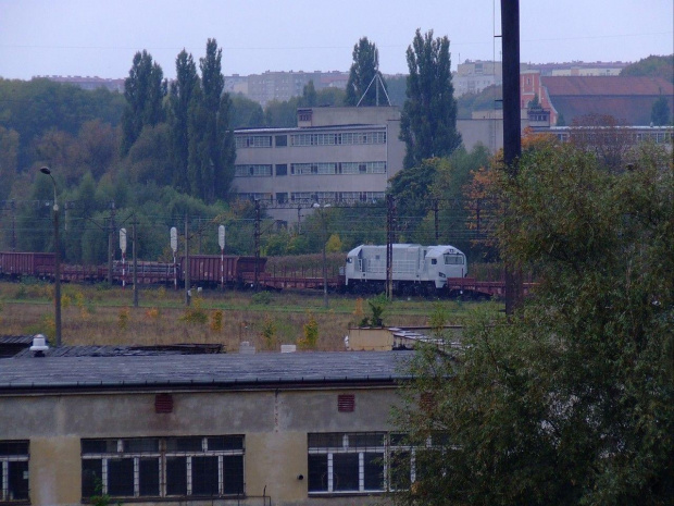 8.10.2007 Skład ciągnięty przez ET42. W składzie widzimy 2 lokomotywy, jedną za et42 jest to nowa stonka a dalej to pseudo gagarin