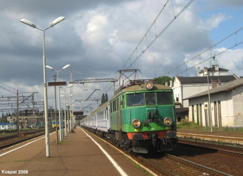 09.08.2008r. (Krzyż) EU07-079 wjeżdża do Krzyża z pociągiem TLK rel.Szczecin Gł - Lublin.
