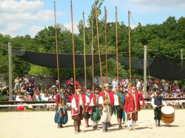 Pokaz sredniowiecznej sztuki wojennej w Renaissance Faire