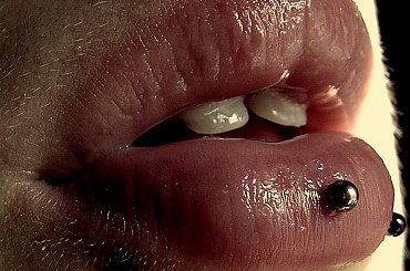 Labret x 2 i vertical #piercing #vertical #labret #usta #kolczyki