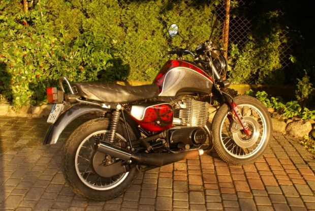 motocykl (motor) malowany (pomalowany) aerografem, Aerograf (airbrush) wykonany w pracowni projektowania i lakiernictwa artystycznego www.artgt.pl