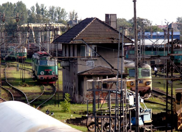 SU45-098 oraz ST43-290 oczekują na zatrudnienie na terenie Ostrowskiej szopy. 15.08.2007r. #suka #rumun #lokomotywy #szopa #diesel #diesle
