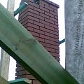 Czerwiec 2008 - Dach - komin od strony ogrodu - ostatnie szlify - cegła klinkierowa - pełna