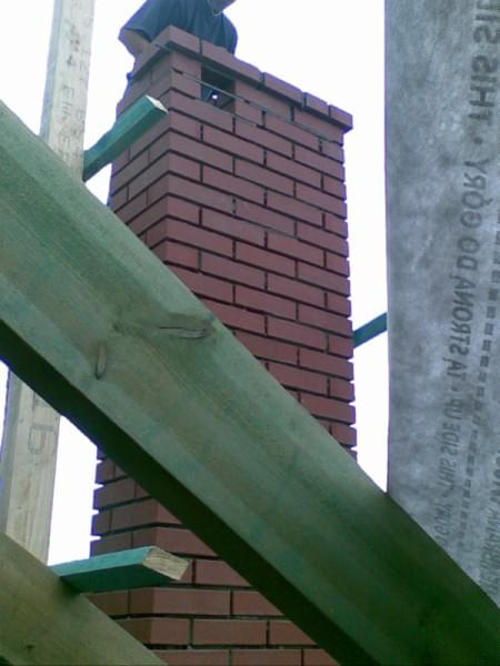 Czerwiec 2008 - Dach - komin od strony ogrodu - ostatnie szlify - cegła klinkierowa - pełna
