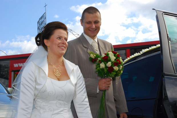 #ona #mąż #żona #bukiet #para #samochód #auto #ubiór #ślub #wesele #kościół