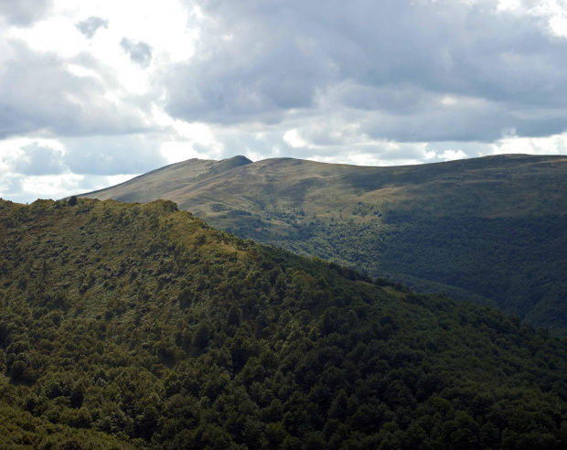 Gniazdo Tarnicy i Halicza w Bieszczadach #Bieszczady #krajobraz #góry #Tarnica #Karpaty #chmury