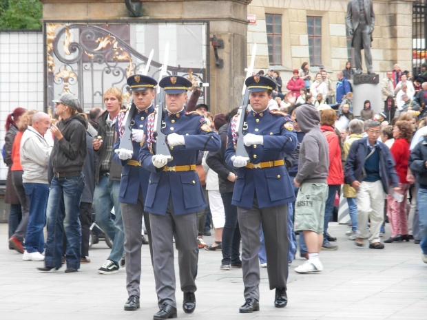 Zmiana warty przed Pałacem Królewskim