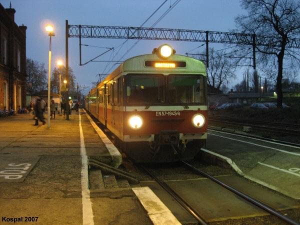 08.11.2007 EN57-1945 jako pociąg osobowy z Zielonej Góry.