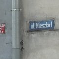 Stara tablica z nazwą ulicy w Gnieźnie - ul. Mieszka I