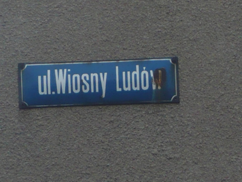 Stara tablica z nazwą ulicy w Gnieźnie - ul. Wiosny Ludów