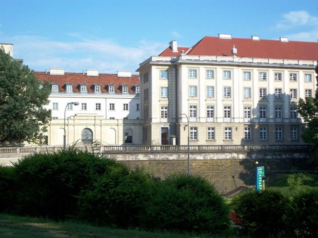 Pałac Biskupów Krakowskich przy ulicy Miodowej, widok od strony Trasy W-Z. #wakacje #urlop #podróże #zwiedzanie #Polska #Warszawa