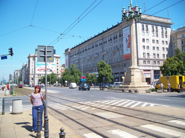Agata na Placu Konstytucji, centrum MDM-Marszałkowskiej Dzielnicy Mieszkaniowej. #wakacje #urlop #podróże #zwiedzanie #Polska #Warszawa