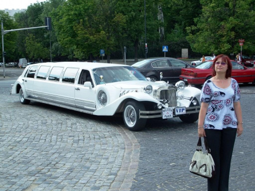 Agata przy monstrum jakie spotkaliśmy przy wejściu do Łazienek Królewskich przed pomnikiem marszałka Józefa Piłsudskiego w Alejach Ujazdowskich. #samochody