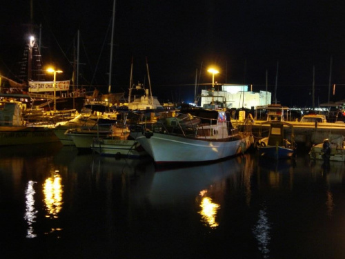 Cypr-Pafos,kutry,statki wycieczkowe w porcie w nocy