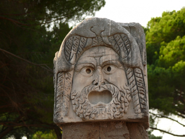 Ostia Antica - wielkie maski, które kiedyś dekorowały scenę teatru #Rzym