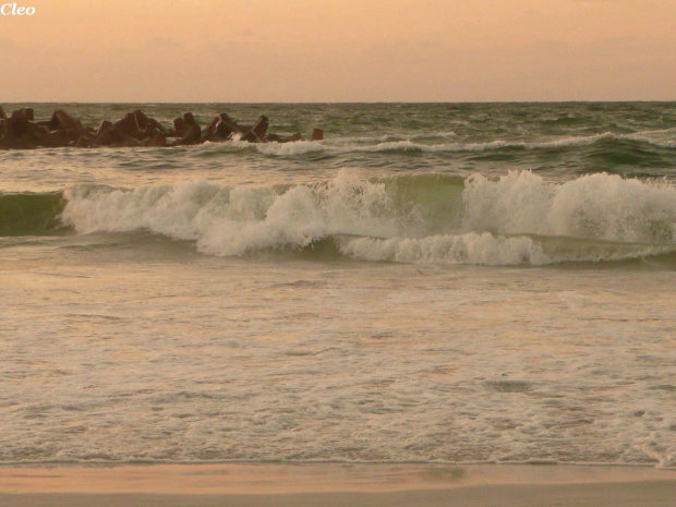 Niespokojne morze, fale bija o brzeg - Alex. 18.09.2008