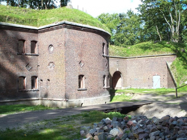 Świnoujście-Fort Gerharda; Centralny Budynek Fortu i kaponiera. #wakacje #urlop #podróże #zwiedzanie #militaria #fortyfikacje #forty #FortGerharda #Polska #Świnoujście