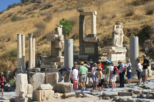 Efez - Pomnik Memiusa i Plac Dominitiana