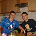 a co kryje się pod stołem???:P