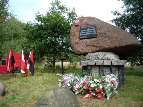 Ku pamięci wszystkim i rodzinom skoczków spadochronowych ,,Grupy Wisła,, działającym samodzielnie na tyłach wroga w lutym 1945 r. #Pomnik