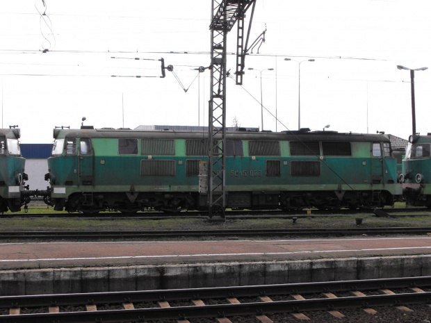 SU45-028, lokomotywownia Krzyż, 16.11.2008