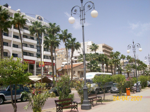 ulica Phinikoudes(jakos tak sie pisze:P) w Larnace
tu sie toczy zycie mieszkancow:D