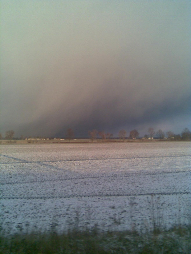 Zdjęcia z telefonu, robione w trakcie jazdy...
Bardzo spodobało mi sie niebo :)
Takie dzisiejsze pogodowe psikusy- od słońca po śnieg.