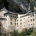 Predjamski Grad.
Zamek warowny z XVI wieku, zbudowany na wzgórzu o wysokości 123 metry u wrót jaskini. #Słowenia #zamek #architektura