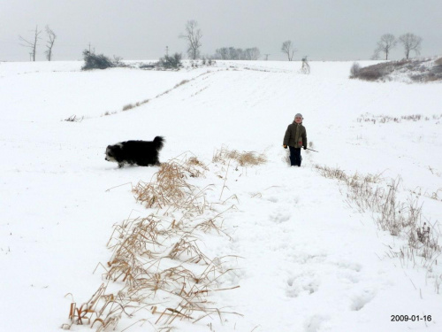 Zima 2009. Zimowy spacer z moim wnukiem i pieskiem. #wieś #zima #wnuczek #piesek