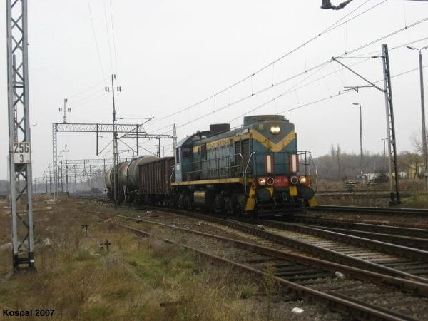 16.11.2007 TEM2-100 z pociągiem towarowym rusza z KOB.