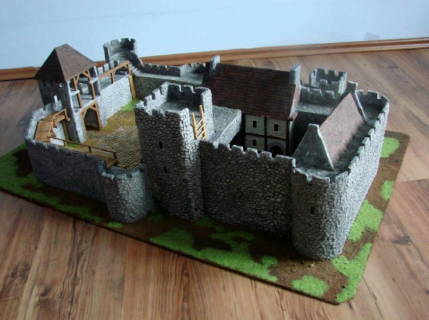 Zdjęcie przedstawia makietę wykonaną przeze mnie, wg mojego projektu. Jest to makieta zamku średniowiecznego, przeznaczonego dla gry bitewnej Władca Pierścieni. Zachęcam do oglądania moich pozostałych zdjęć. #LordOfTheRings #lotr #makieta