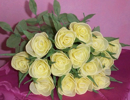 Żółte róże wykonane z bibuły, wysokość ok. 35 cm #artystyczne #bibułkarstwo #BożeNarodzenie #bukiety #chrzest #dekoracje #dekoratorstwo #DlaBabci #DlaCiebie #DlaMamy #DlaTaty #DoBiura #DoRestauracji #DzieńMatki #ekologiczne #imieniny