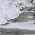zimowe kontrasty #kontrast #lód #strumyk #śnieg #woda #zima