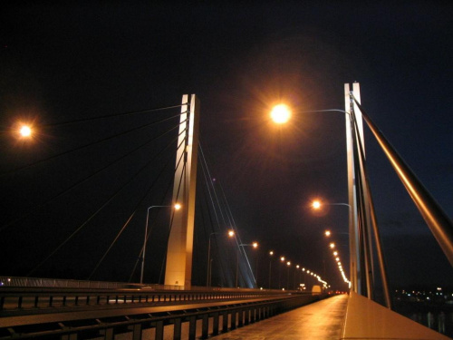 Most Milenijny w listopadowy poranek