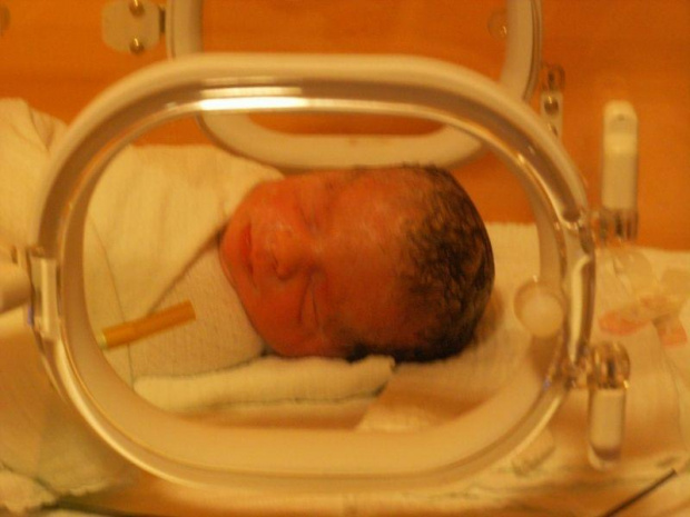 Witajcie :) Jestem Krzysio - braciszek Tadzia,
To ja kilka minut po urodzeniu :)
Urodziłem się 6 listopada 2007r. o godz 18:57. Ważyłem 2510 gram i byłem wysoki na 53cm :)