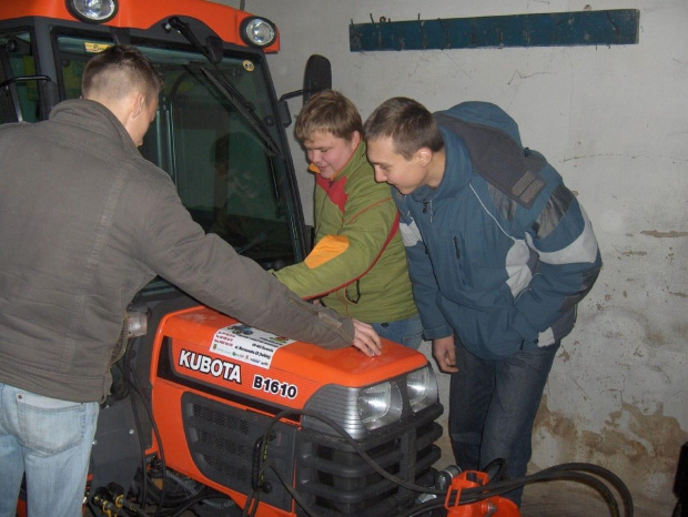 Baza dydaktyczna szkoły oprócz wspominanego wcześniej Volskwagena Transportera wzbogaciła się również o mini ciągnik ogrodniczy, agregat tnący, 2 przyczepy oraz rozsiewacz przyczepiany nawozów i wapna. #Sobieszyn #Brzozowa