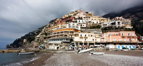Positano -miasteczko na wybrzezu Amafli.Zbudowane na skalach i trzeba sie poruszac po niezliczonych ilosciach schodow:)