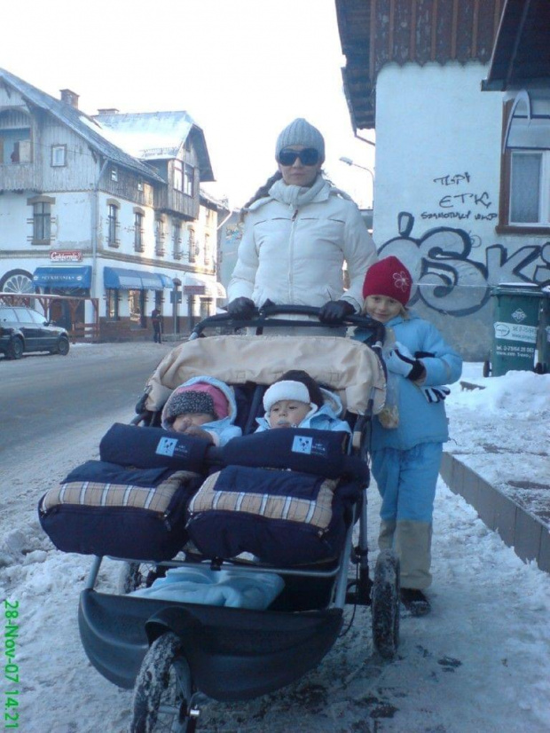 Mamuska, Klaudia i Bliźnięta :-)
Na spacerku